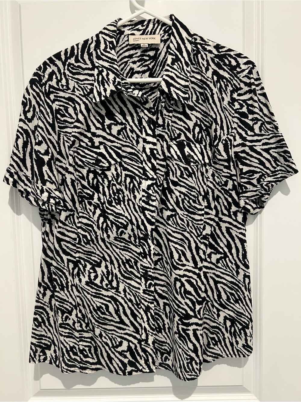 Jones New York Black and White Zebra Print Short Sleeve Button-Down Shirt